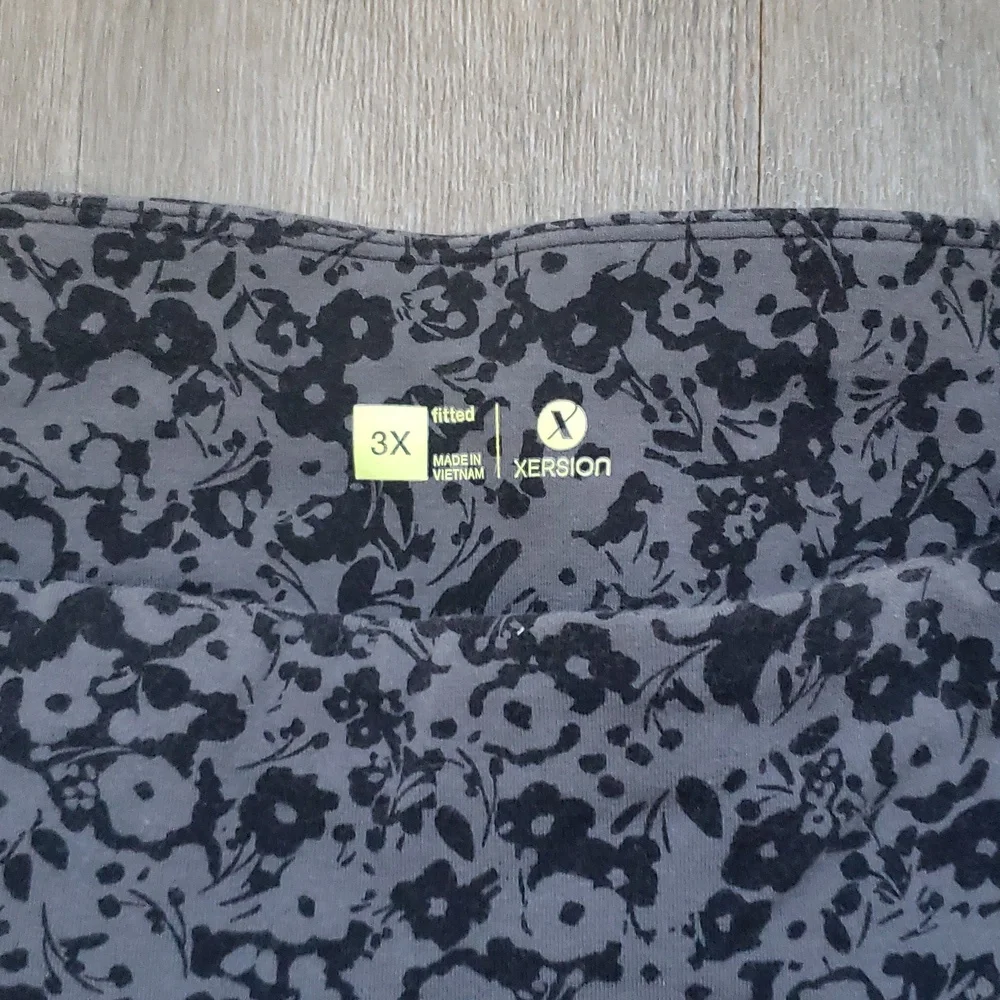 Xersion stretchy floral black colored leggings - Picture 2 of 14